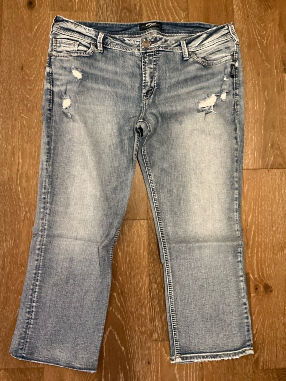 EUC - Women’s Silver Elyse Capri Distressed Jeans - Size W36/L22 1/2
